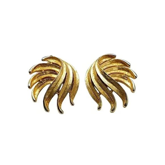 Trifari Textured Leaf Modernist Earrings Clip-On Closure Gold Tone Vintage (H) - Picture 1 of 6